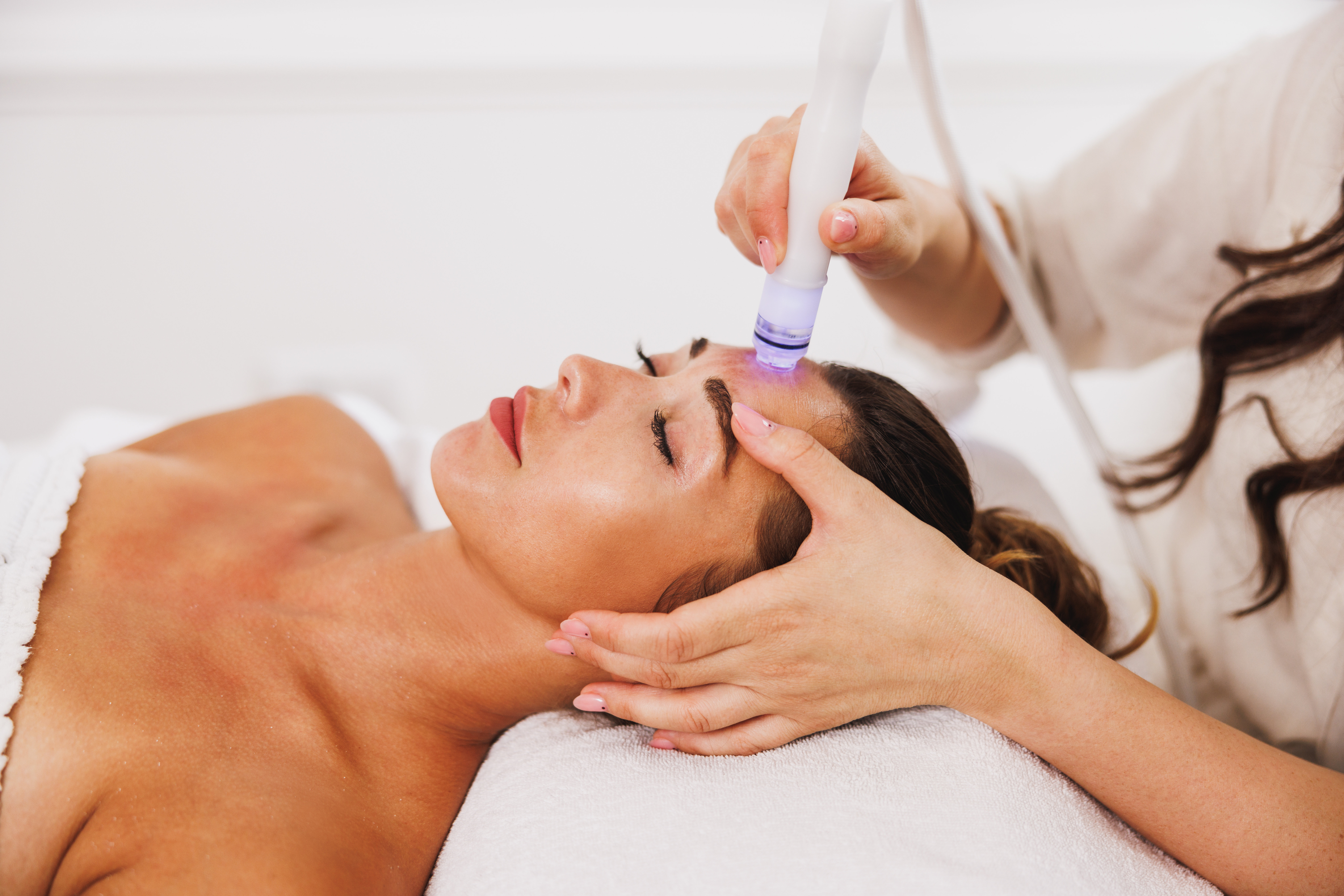 Spotlight on Hydrafacial: Why It’s a Must-Have in Your Skincare Routine